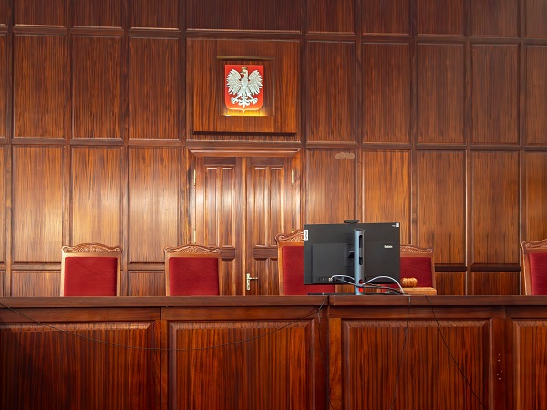 Sala sądowa ilustrująca pozew o 14 mln zł przeciwko Skarbowi Państwa
